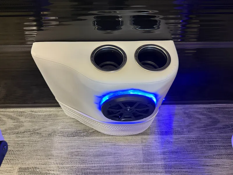 Slide: The Image of Montego Bay 8522 DL Quad Lounge Tritoon & Honda 4-Stroke EFI 2026 - 27