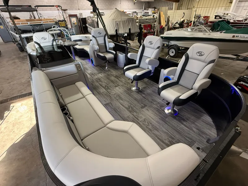 Slide: The Image of Montego Bay 8522 DL Quad Lounge Tritoon & Honda 4-Stroke EFI 2026 - 28