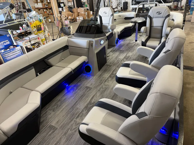 Slide: The Image of Montego Bay 8522 DL Quad Lounge Tritoon & Honda 4-Stroke EFI 2026 - 29