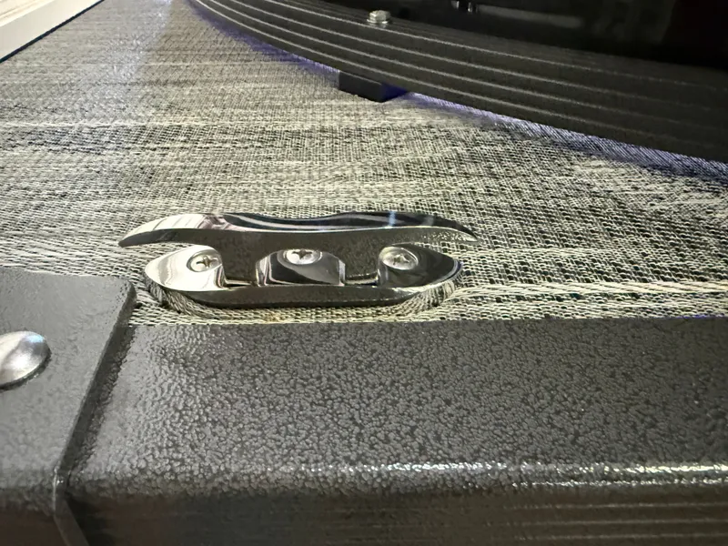 Slide: The Image of Montego Bay 8522 DL Quad Lounge Tritoon & Honda 4-Stroke EFI 2026 - 31