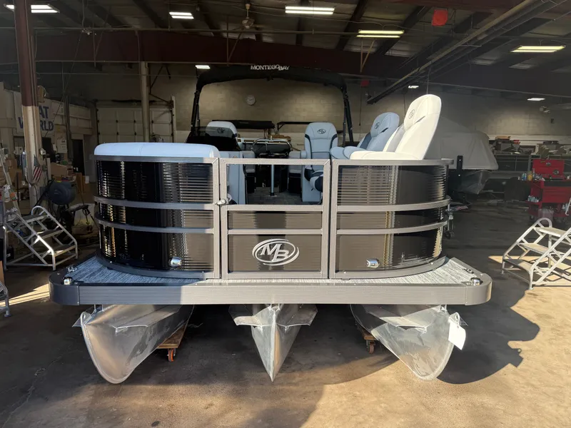 Slide: The Image of Montego Bay 8522 DL Quad Lounge Tritoon & Honda 4-Stroke EFI 2026 - 37