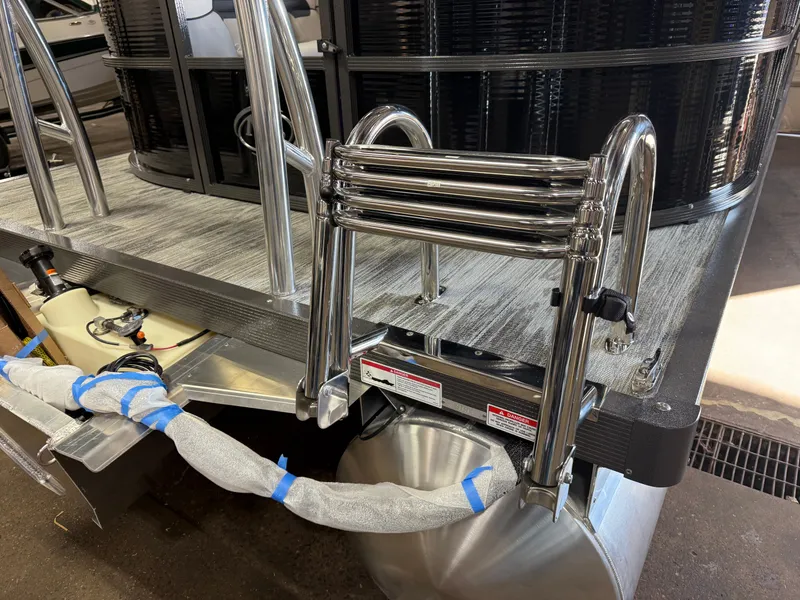 Slide: The Image of Montego Bay 8522 DL Quad Lounge Tritoon & Honda 4-Stroke EFI 2026 - 41