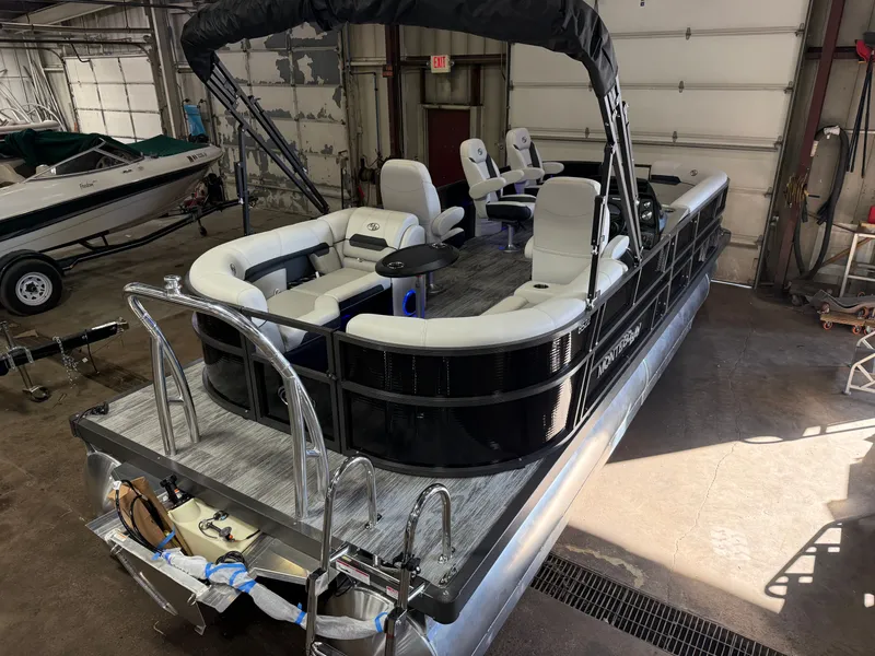 Slide: The Image of Montego Bay 8522 DL Quad Lounge Tritoon & Honda 4-Stroke EFI 2026 - 43