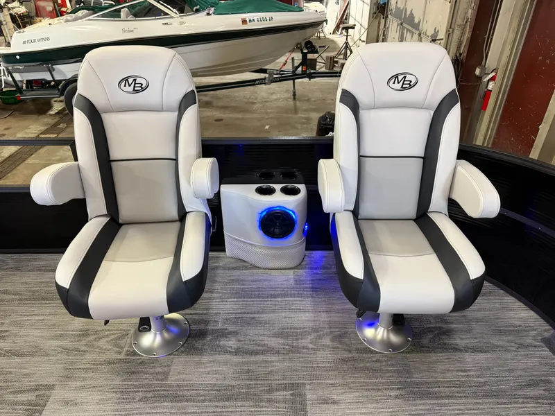 Slide: The Image of Montego Bay 8522 DL Quad Lounge Tritoon & Honda 4-Stroke EFI 2026 - 9