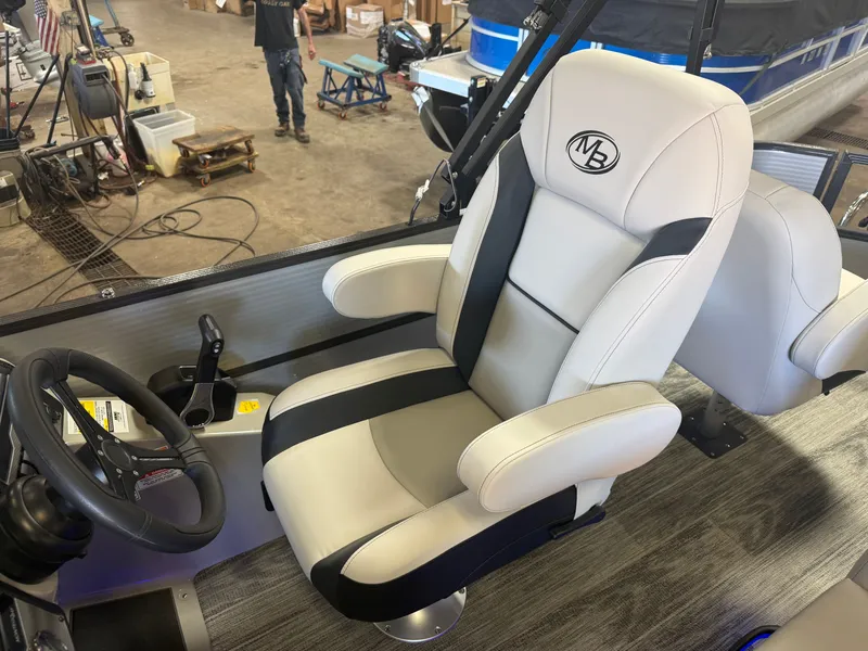 Slide: The Image of Montego Bay 8522 Fish & Cruise Deluxe Pontoon & Honda 4-Stroke EFI 2026 - 10