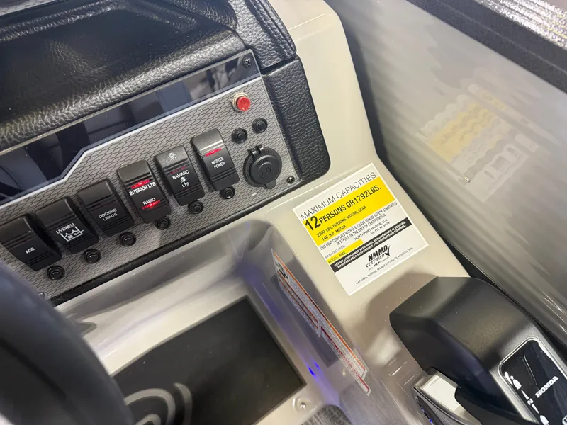 Slide: The Image of Montego Bay 8522 Fish & Cruise Deluxe Pontoon & Honda 4-Stroke EFI 2026 - 14