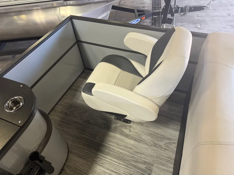Slide: The Image of Montego Bay 8522 Fish & Cruise Deluxe Pontoon & Honda 4-Stroke EFI 2026 - 16