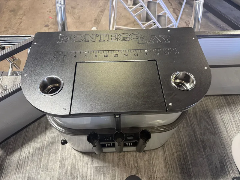 Slide: The Image of Montego Bay 8522 Fish & Cruise Deluxe Pontoon & Honda 4-Stroke EFI 2026 - 17