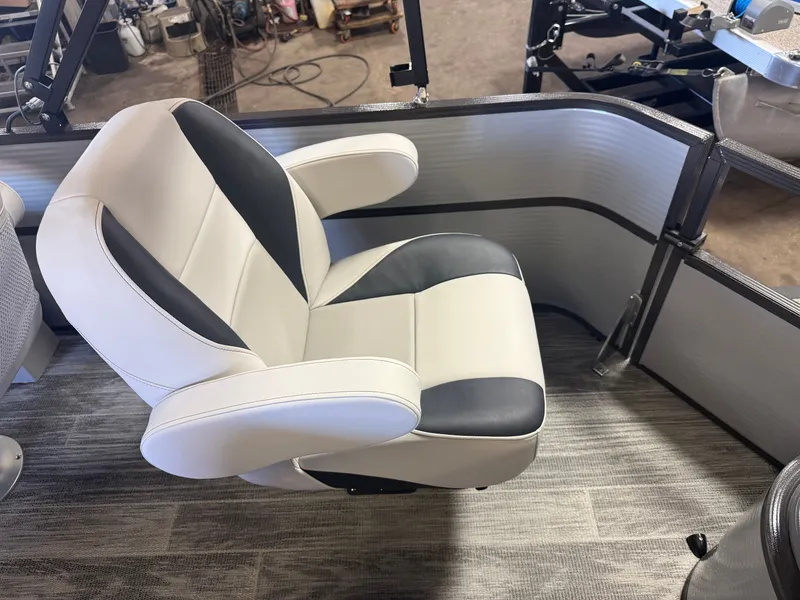 Slide: The Image of Montego Bay 8522 Fish & Cruise Deluxe Pontoon & Honda 4-Stroke EFI 2026 - 19