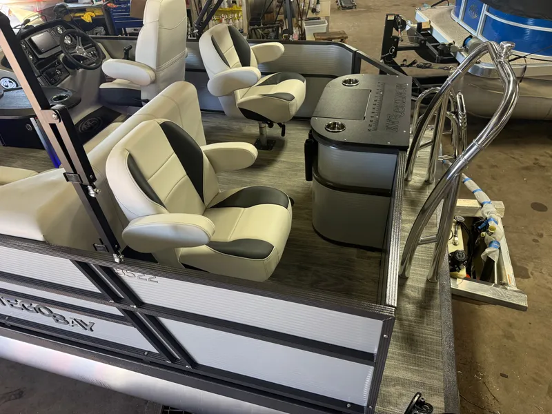 Slide: The Image of Montego Bay 8522 Fish & Cruise Deluxe Pontoon & Honda 4-Stroke EFI 2026 - 4