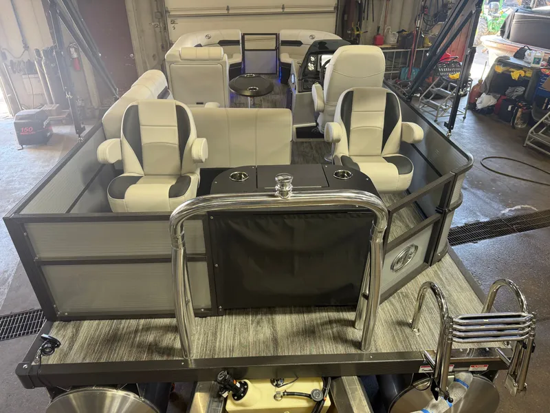 Slide: The Image of Montego Bay 8522 Fish & Cruise Deluxe Pontoon & Honda 4-Stroke EFI 2026 - 5