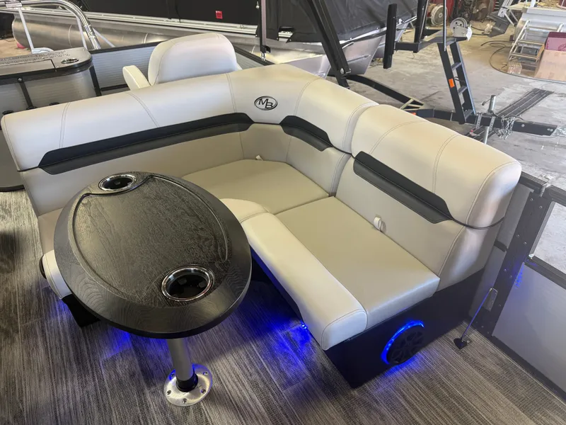Slide: The Image of Montego Bay 8522 Fish & Cruise Deluxe Pontoon & Honda 4-Stroke EFI 2026 - 9