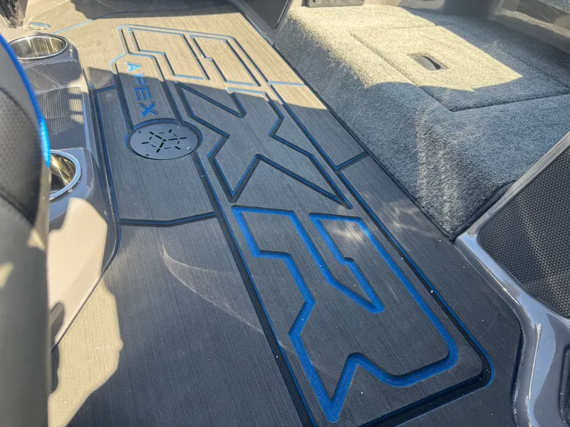 Slide: The Image of Skeeter FXR20 Apex 2026 - 32