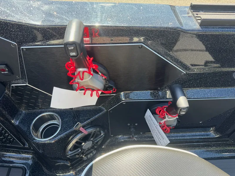 Slide: The Image of Skeeter WX2060 F 2026 - 27