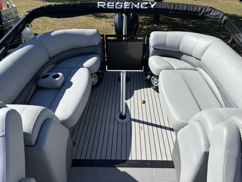 Slide: The Image of Regency 220 LE3 2017 - 13