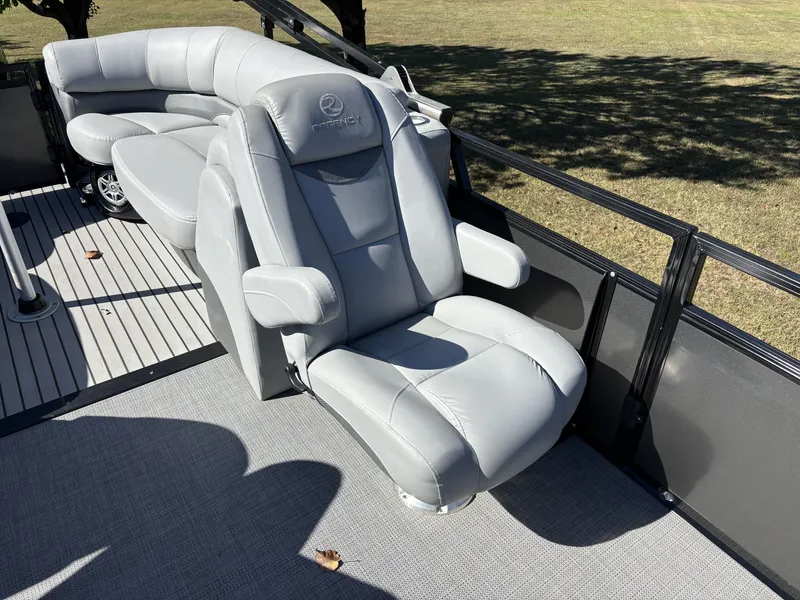 Slide: The Image of Regency 220 LE3 2017 - 4