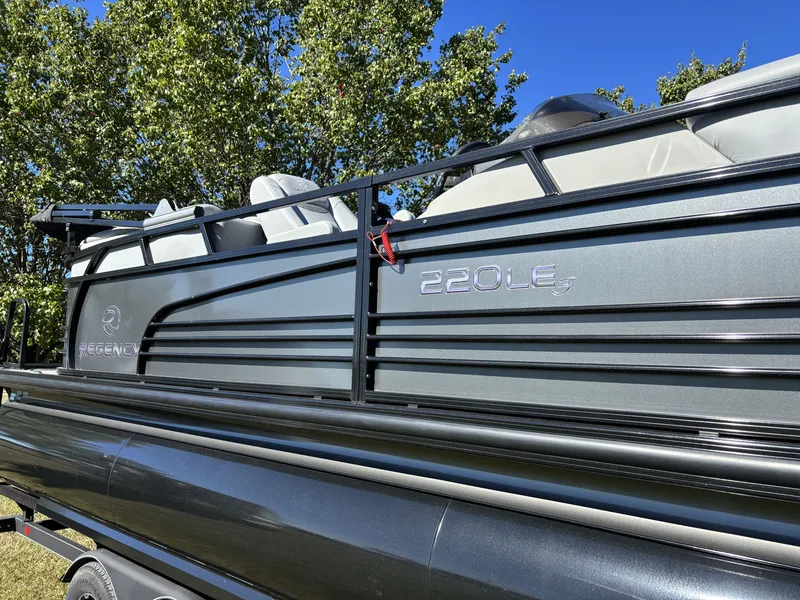 Slide: The Image of Regency 220 LE3 2017 - 9