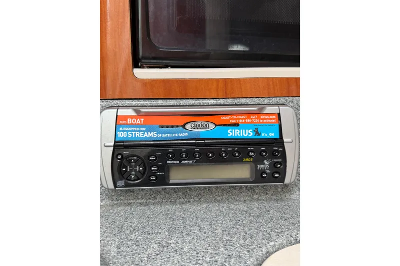 Slide: The Image of 2005 Larson Cabrio 290 boat radio with Sirius satellite capabilities. - 41