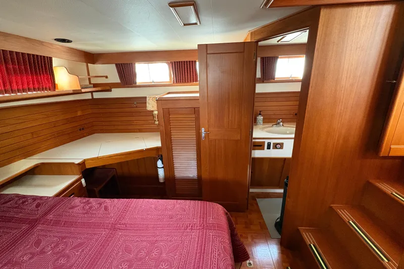 Slide: The Image of Grand Banks 42 Motoryacht 1995 - 38