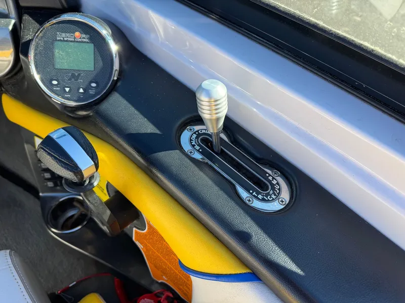 Slide: The Image of Nautique 200V 2013 - 14