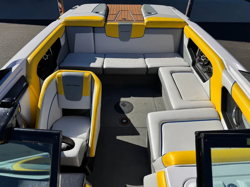Slide: The Image of Nautique 200V 2013 - 17