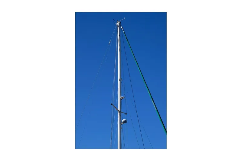 Slide: The Image of Mast of 1981 Valiant Cutter sailboat against clear blue sky. - 15