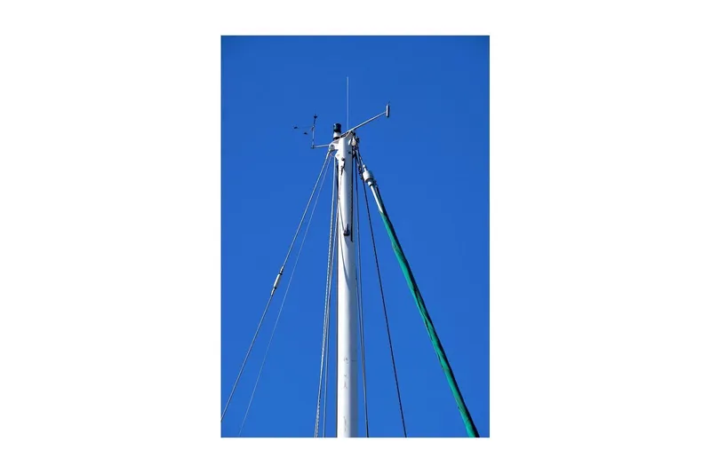 Slide: The Image of Mast of 1981 Valiant Cutter sailboat against clear blue sky. - 41
