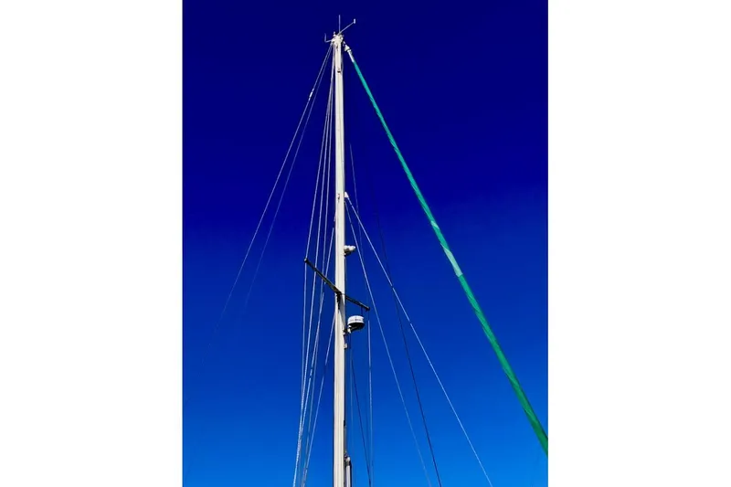 Slide: The Image of Mast of 1981 Valiant Cutter sailboat against clear blue sky. - 42