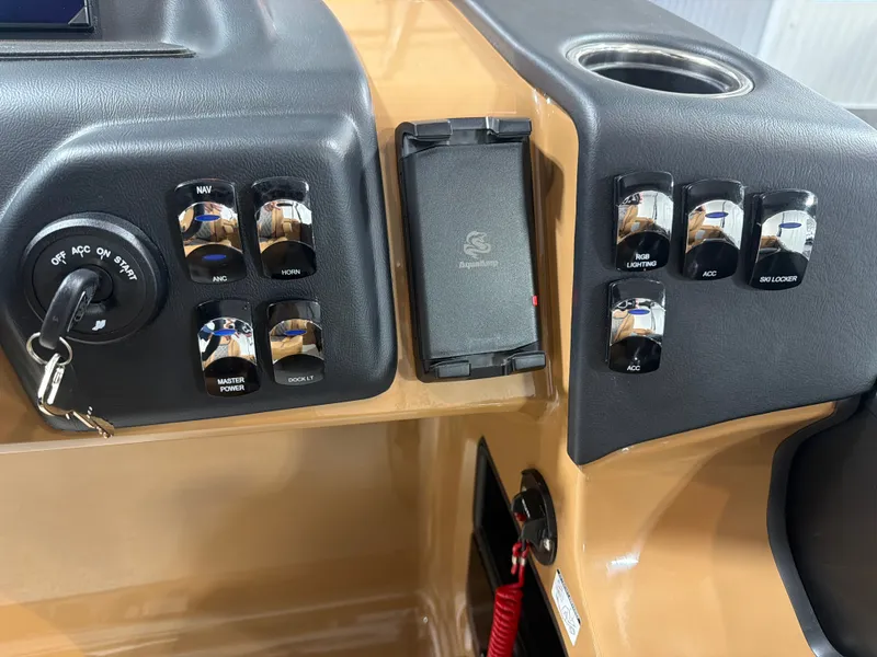 Slide: The Image of Harris Cruiser 230 2026 - 15