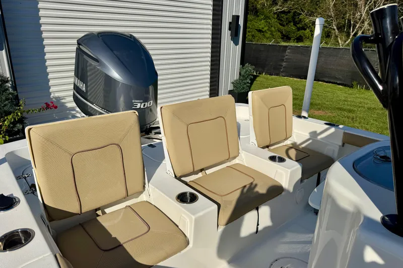 Slide: The Image of 2018 Sea Hunt BX 25 FS boat with Yamaha 300 engine and beige seating. - 10