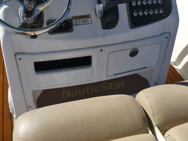 Slide: The Image of NauticStar 22 XS 2019 - 24