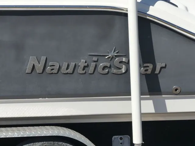 Slide: The Image of NauticStar 22 XS 2019 - 8
