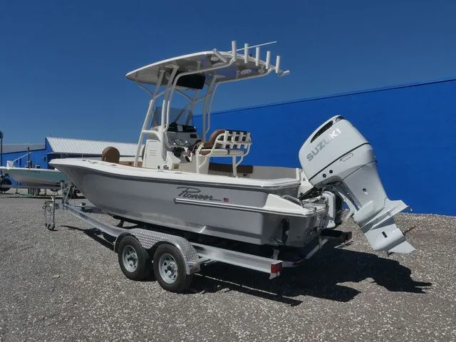 Slide: The Image of Pioneer 220 Bay Sport 2026 - 6