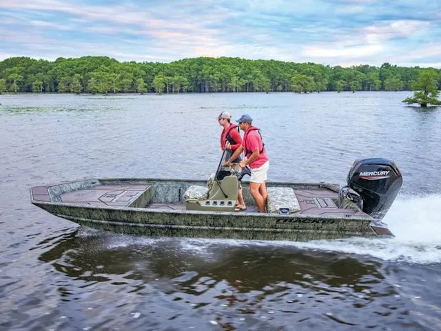 The Image of Tracker Grizzly 1860 CC 2026 - 1