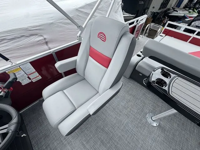 Slide: The Image of Sun Tracker Party Barge 22 RF DLX 2026 - 10