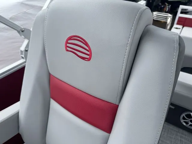 Slide: The Image of Sun Tracker Party Barge 22 RF DLX 2026 - 11