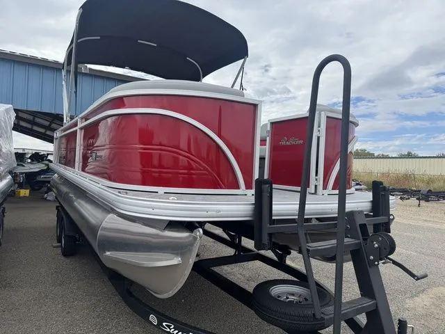 Slide: The Image of Sun Tracker Party Barge 22 RF DLX 2026 - 3