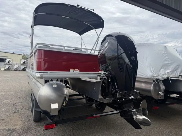 Slide: The Image of Sun Tracker Party Barge 22 RF DLX 2026 - 4