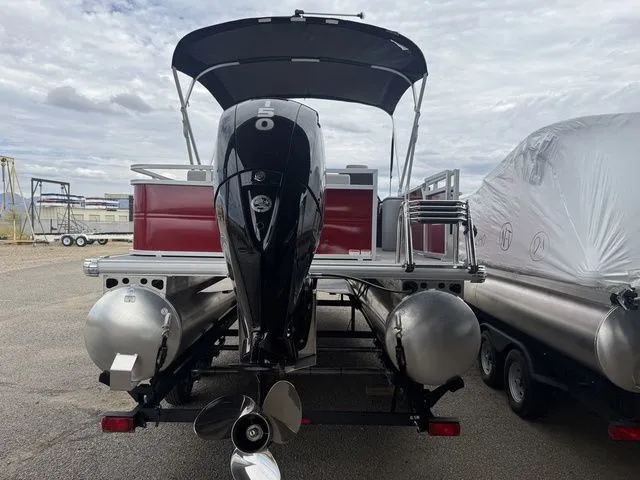 Slide: The Image of Sun Tracker Party Barge 22 RF DLX 2026 - 5