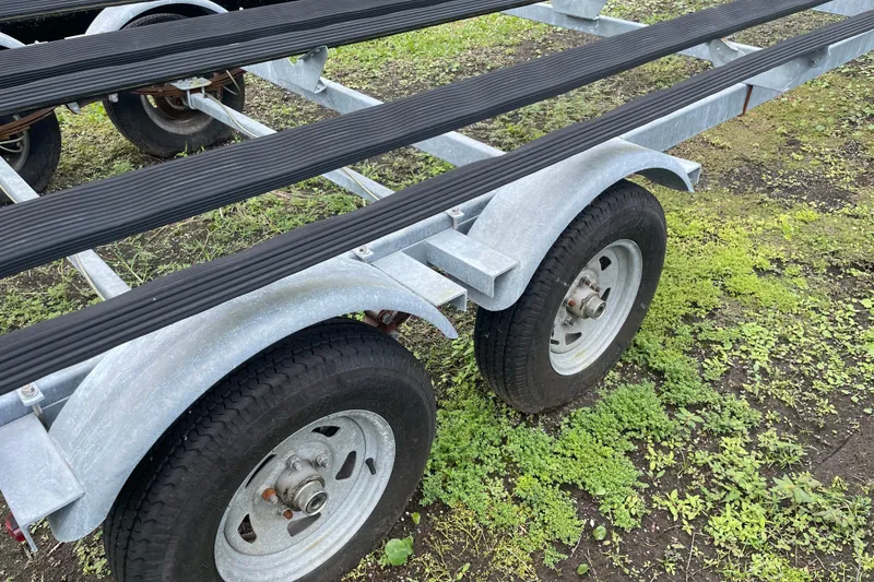 Slide: The Image of Trailer for 2019 Harris Sunliner 250 on grassy ground. - 33