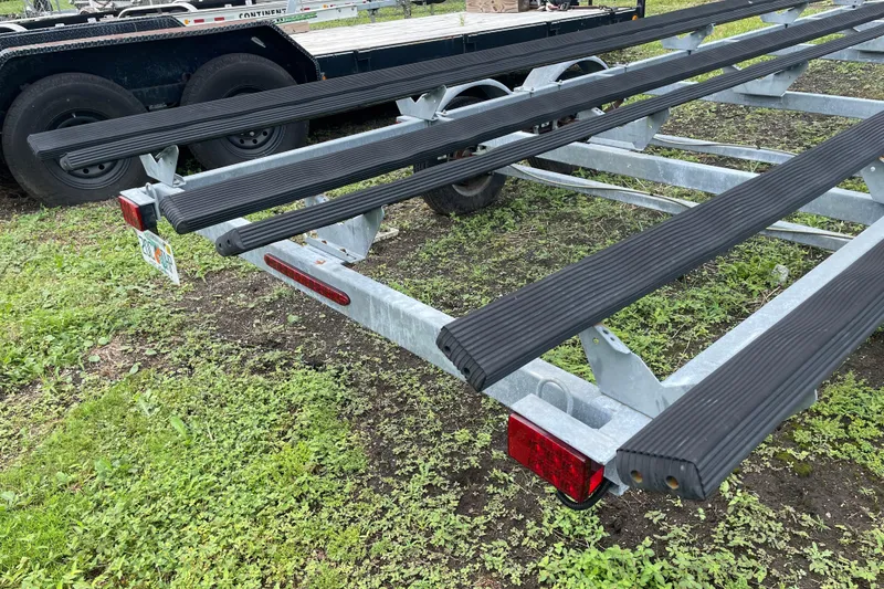 Slide: The Image of Trailer for 2019 Harris Sunliner 250 on grassy ground. - 44