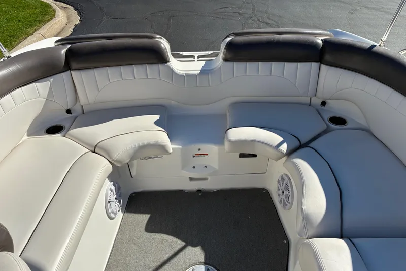 Slide: The Image of 2007 Yamaha Boats SX230 interior with white leather seating and cup holders. - 18