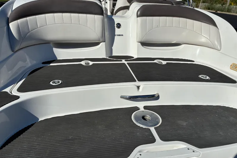 Slide: The Image of 2007 Yamaha Boats SX230 swim platform with cushioned seating and non-slip surface. - 20
