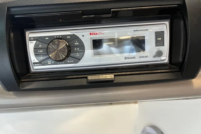 Slide: The Image of 2007 Yamaha Boats SX230 stereo system with Boss Audio, Bluetooth, USB, and AUX features. - 21