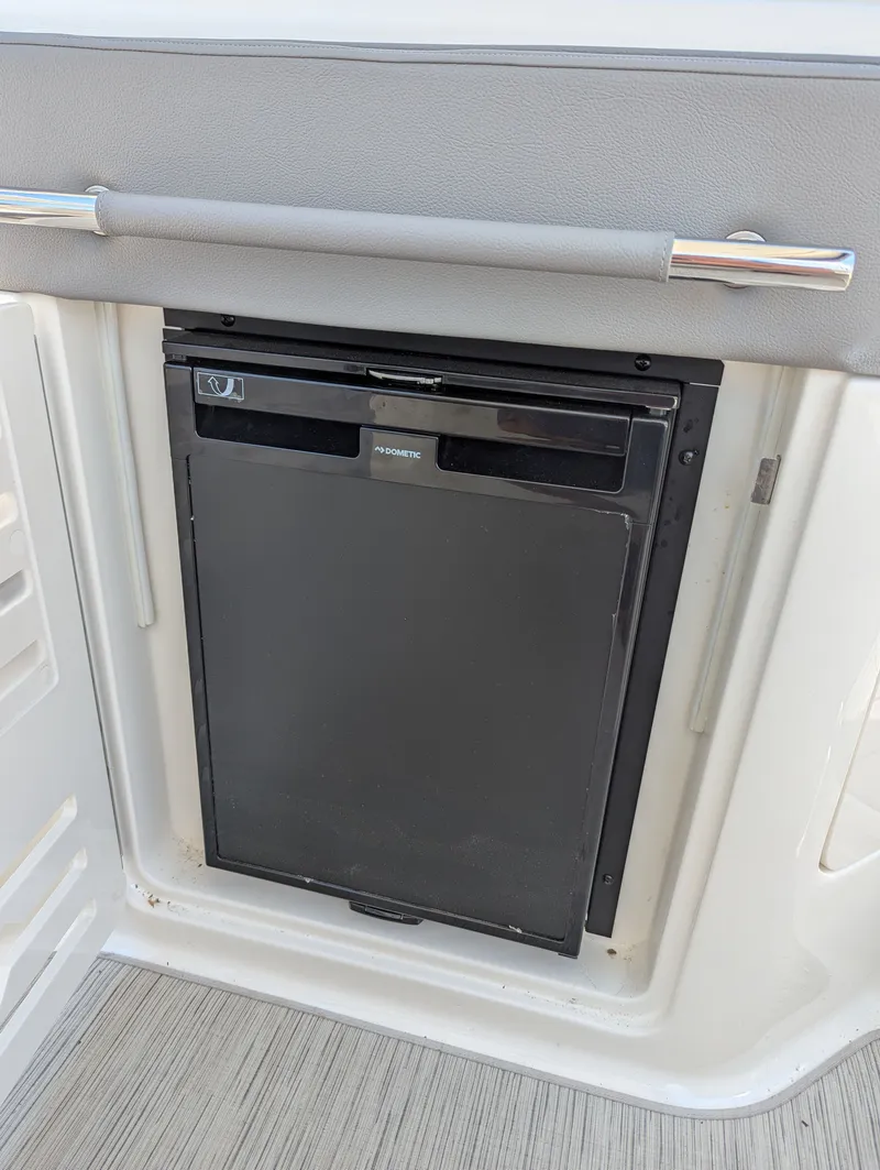 Slide: The Image of Sea Ray SLX 310 2022 - 11