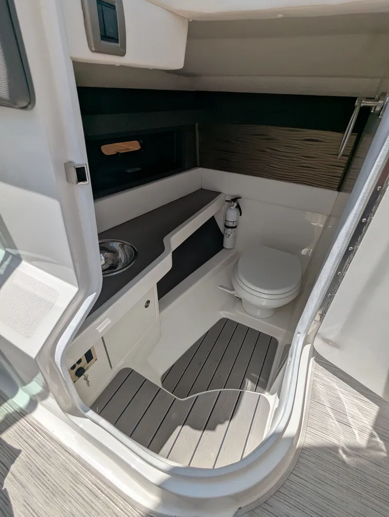 Slide: The Image of Sea Ray SLX 310 2022 - 17