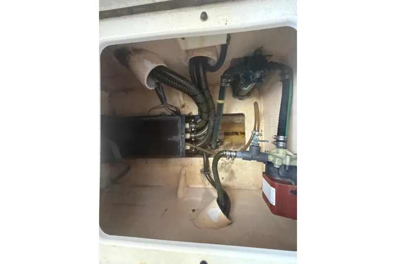 Slide: The Image of Hatch opening on 2009 Formula 40 Performance Cruiser, showing interior details and flooring. - 49