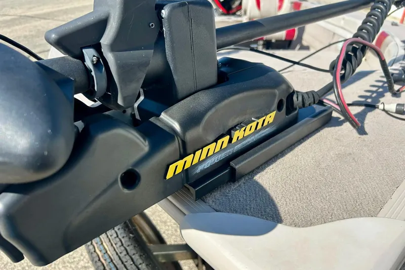 Slide: The Image of Minn Kota trolling motor on 2000 SMOKERCRAFT 161 Pro Mag boat deck. - 10
