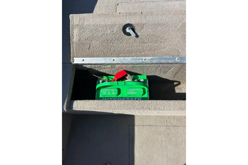 Slide: The Image of Battery compartment of 2000 SMOKERCRAFT 161 Pro Mag boat with green Interstate battery. - 22