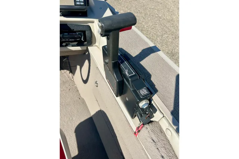 Slide: The Image of Throttle control of 2000 SMOKERCRAFT 161 Pro Mag boat, featuring a black handle and control panel. - 32